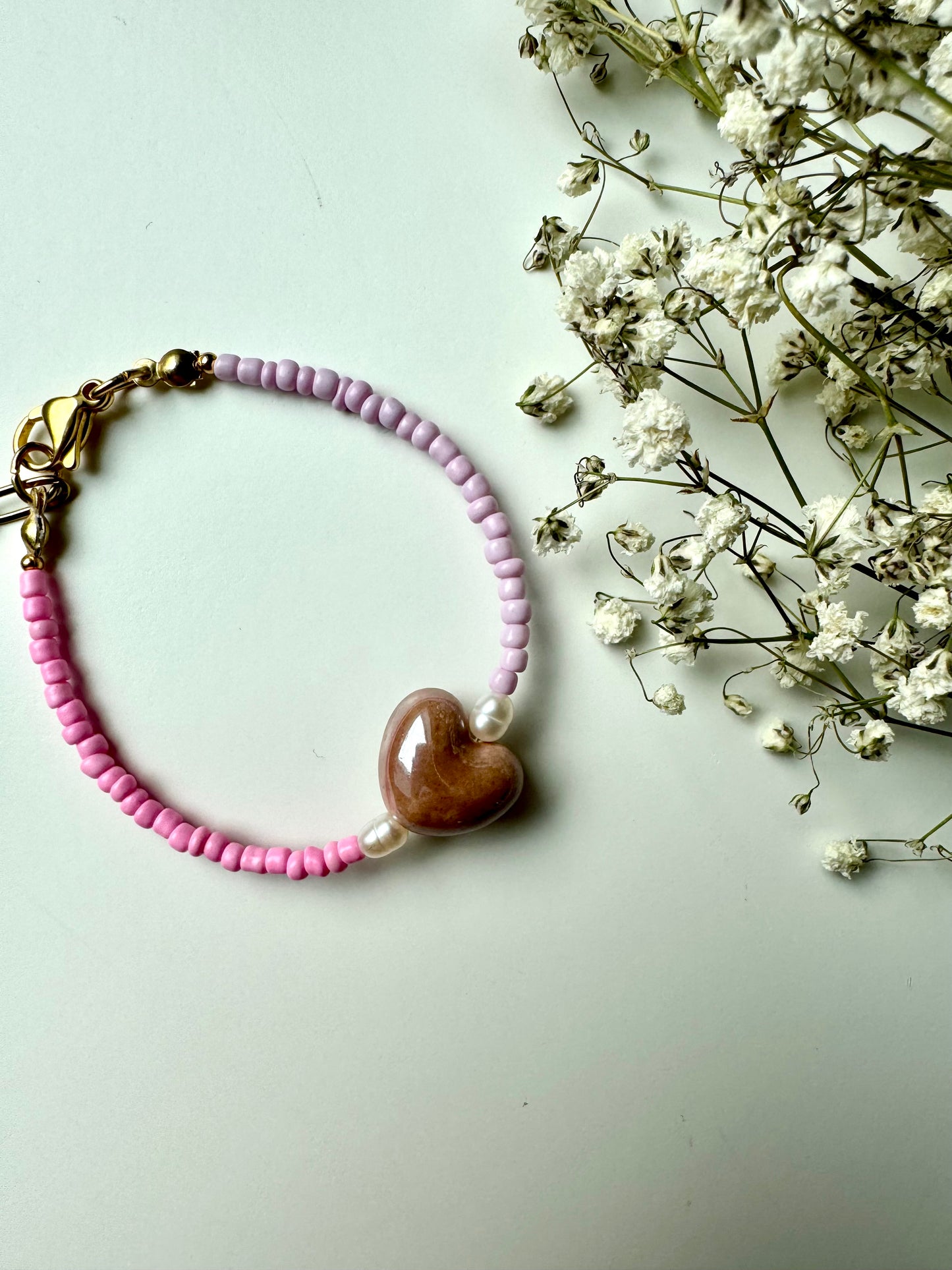Rosa Miyuki-Perlenarmband mit Keramikherz & Süßwasserperlen – handgefertigt