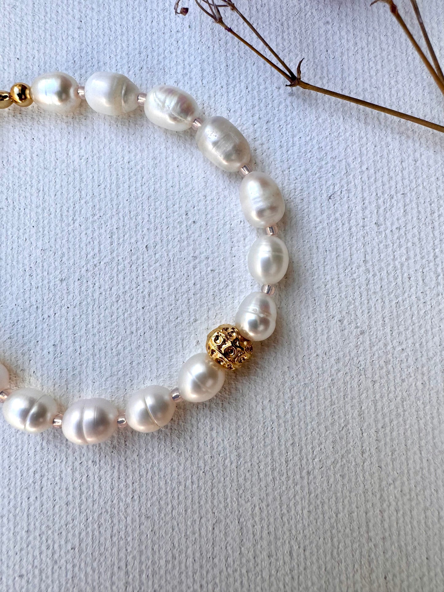 Perlenarmband mit Süßwasserperlen & goldener Akzentperle