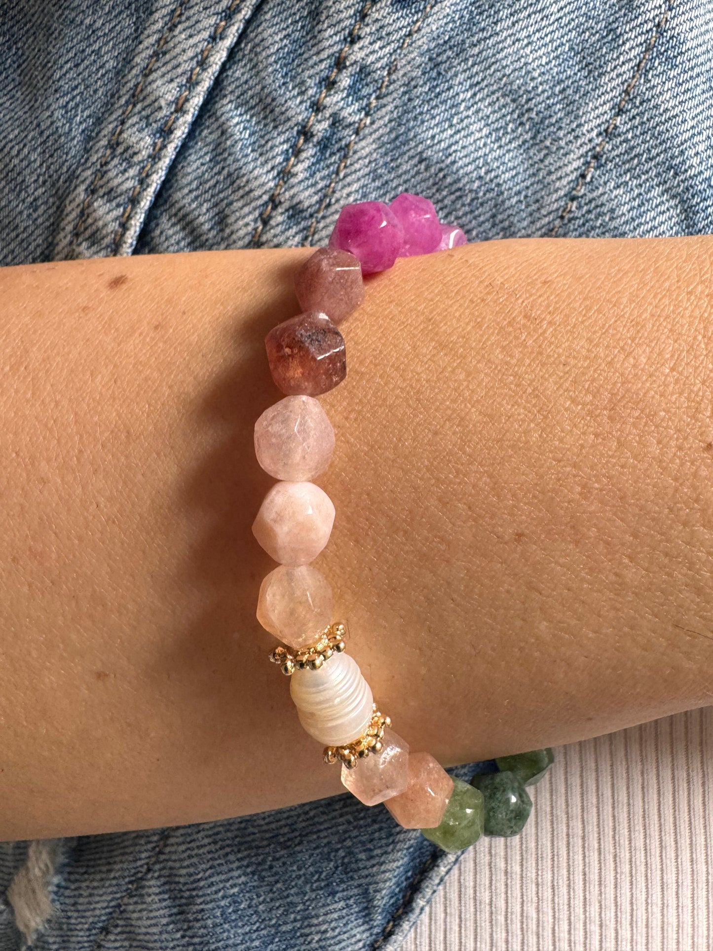 Facettiertes Edelstein-Armband in Regenbogenfarben • Süßwasserperle