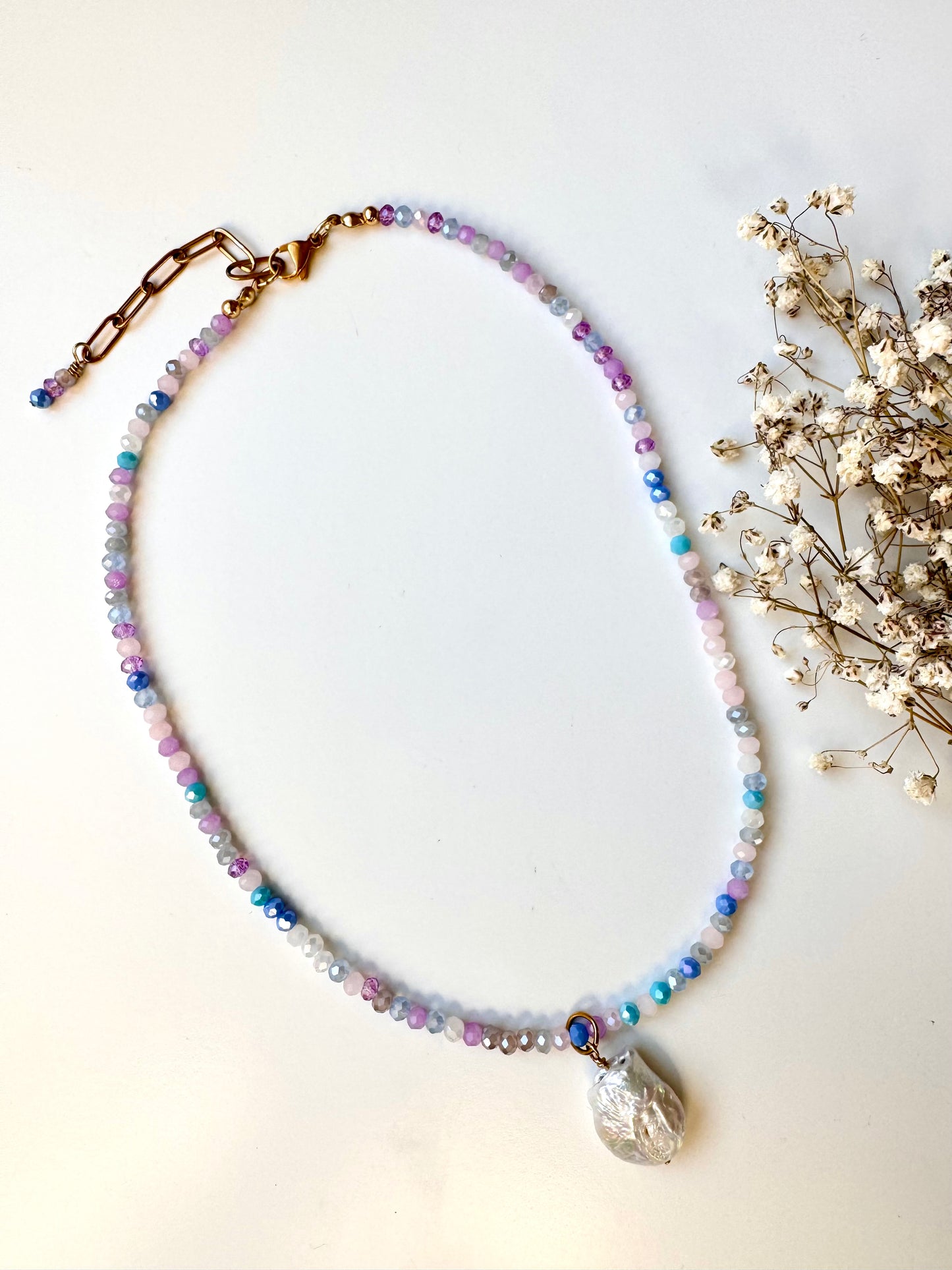 Pastellfarbene Edelstein-Halskette mit Barockperle • 4 mm Perlen
