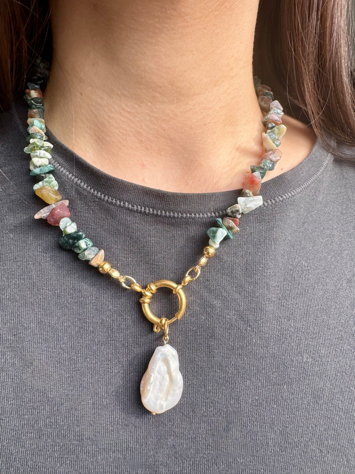 Indian Forest – Halskette aus indischem Achat mit Barockperle – Ansicht 8