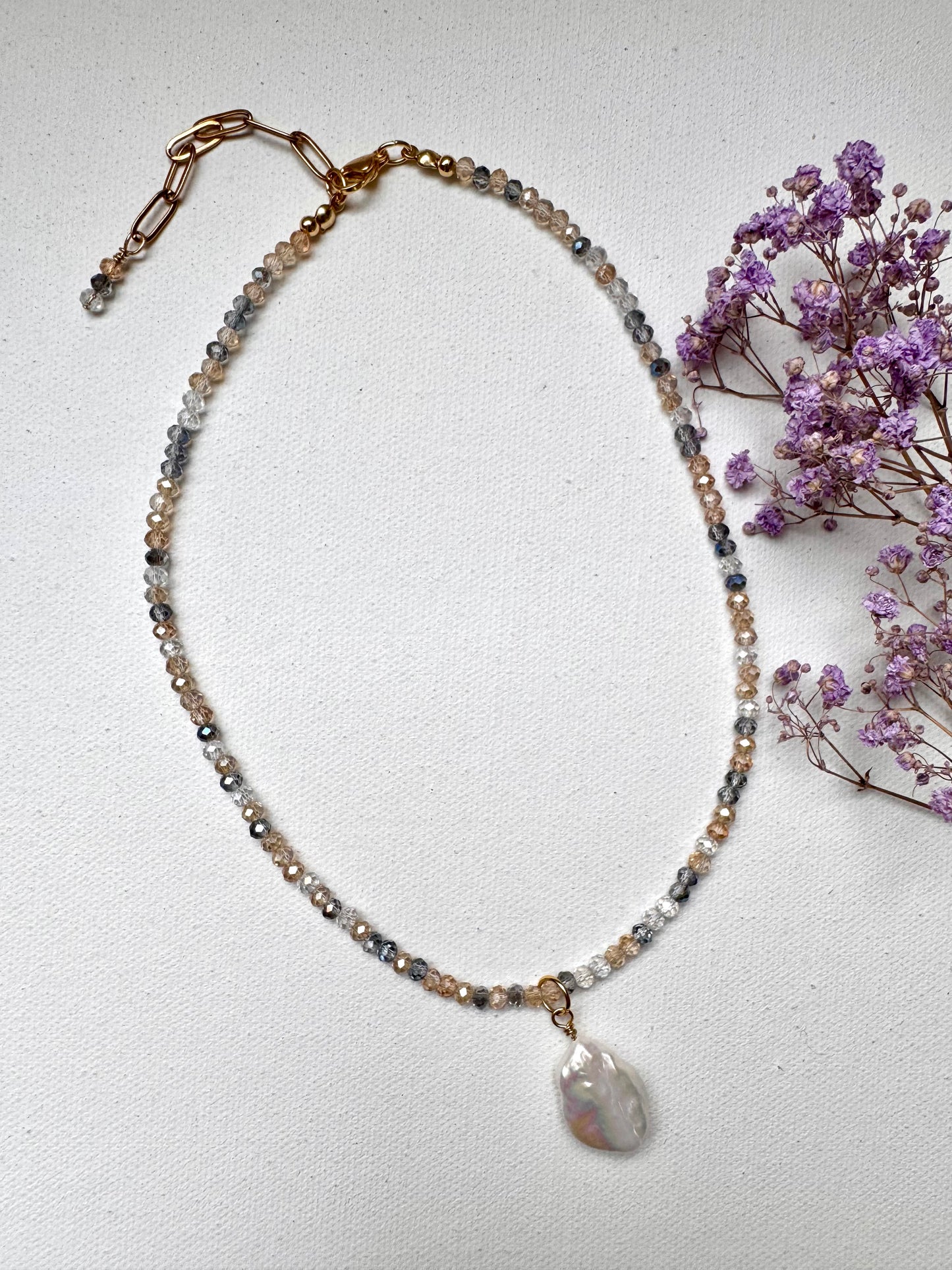 Facettierte Edelstein-Halskette mit Barockperle