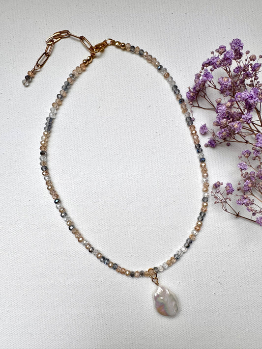 Facettierte Edelstein-Halskette mit Barockperle