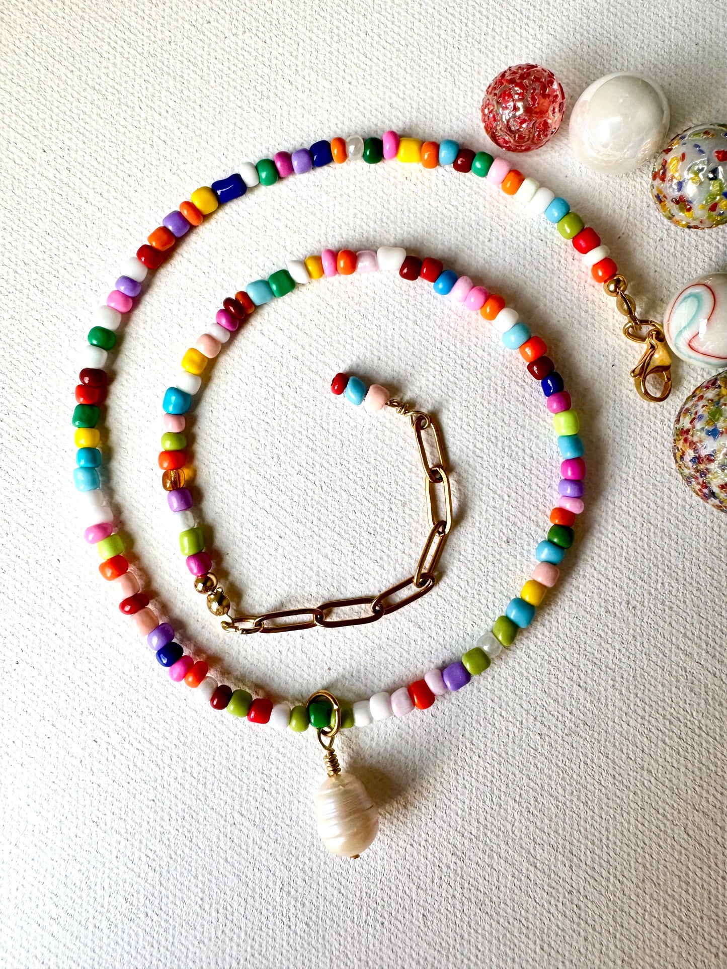 Bunte Miyuki-Perlenkette mit Barockperlen-Anhänger & 18 k Vergoldung