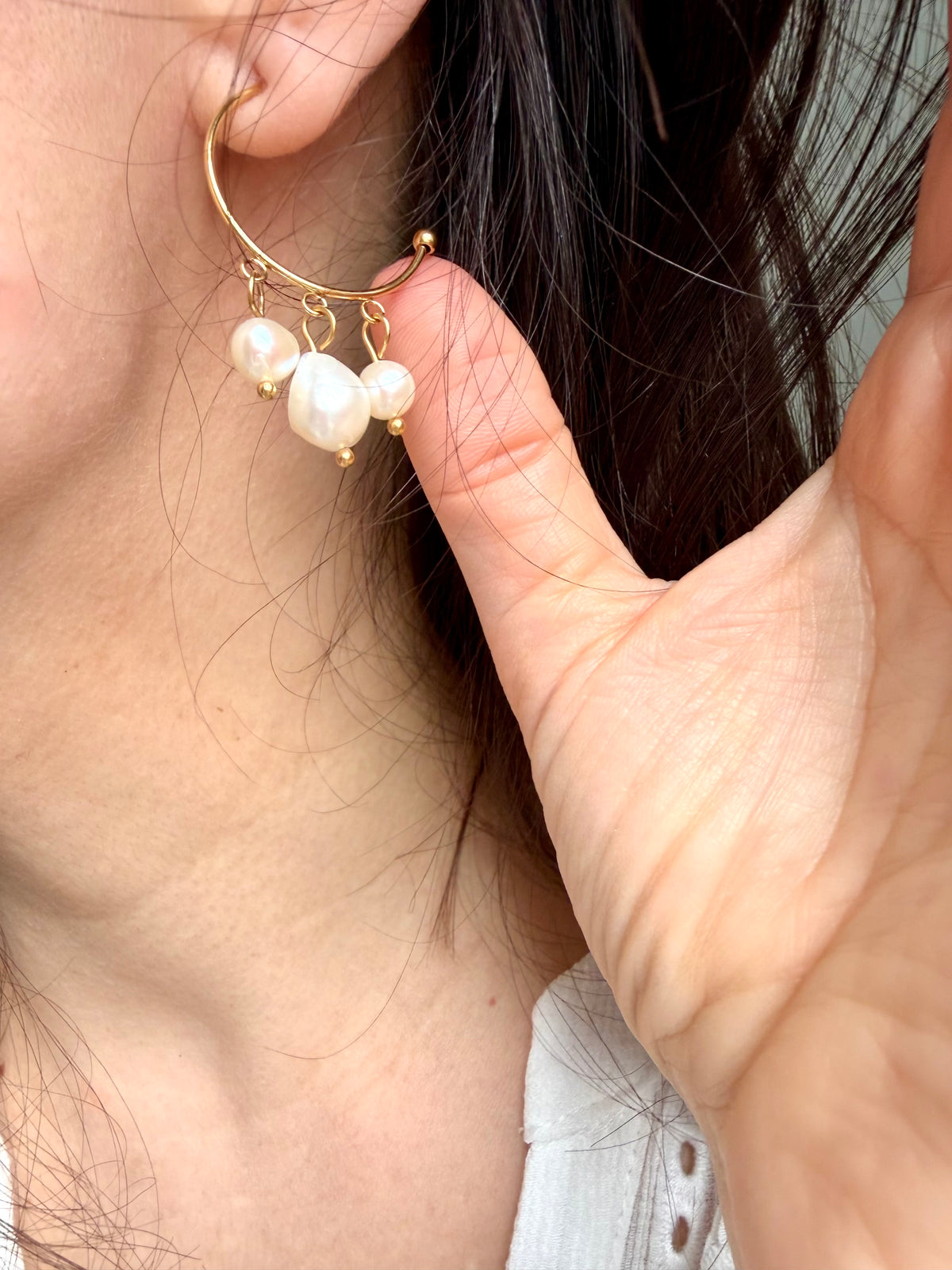 Perla Flow – Creolen mit Süßwasserperlen und goldenen Details – Ansicht 5