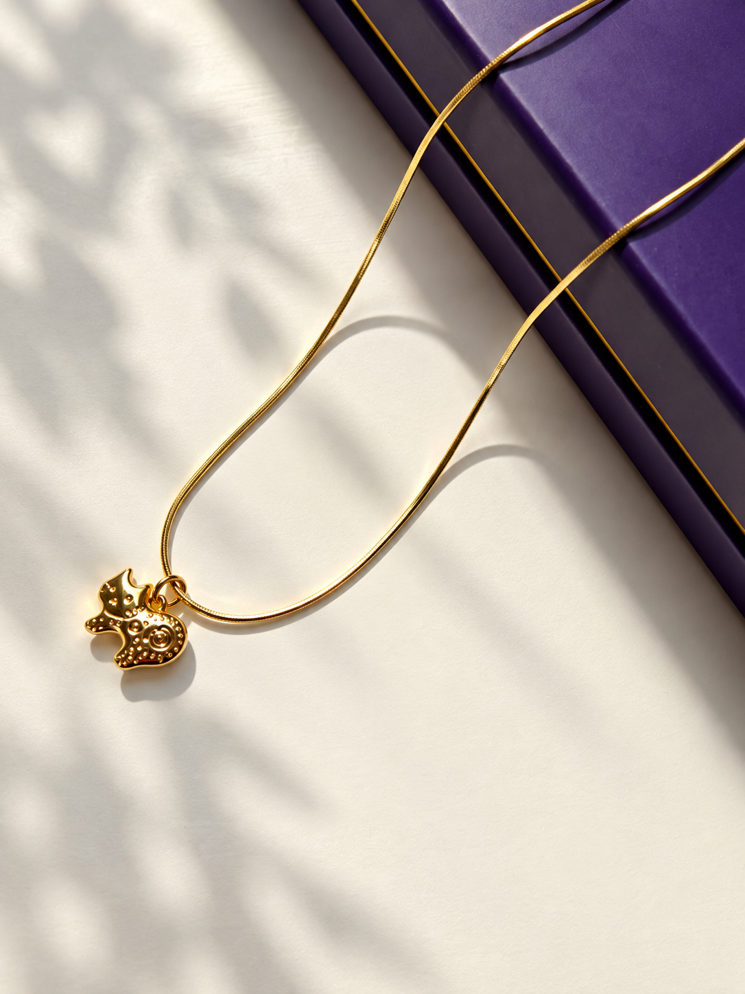 Charm Snake – vergoldete Schlangenkette mit Anhänger – Ansicht 3