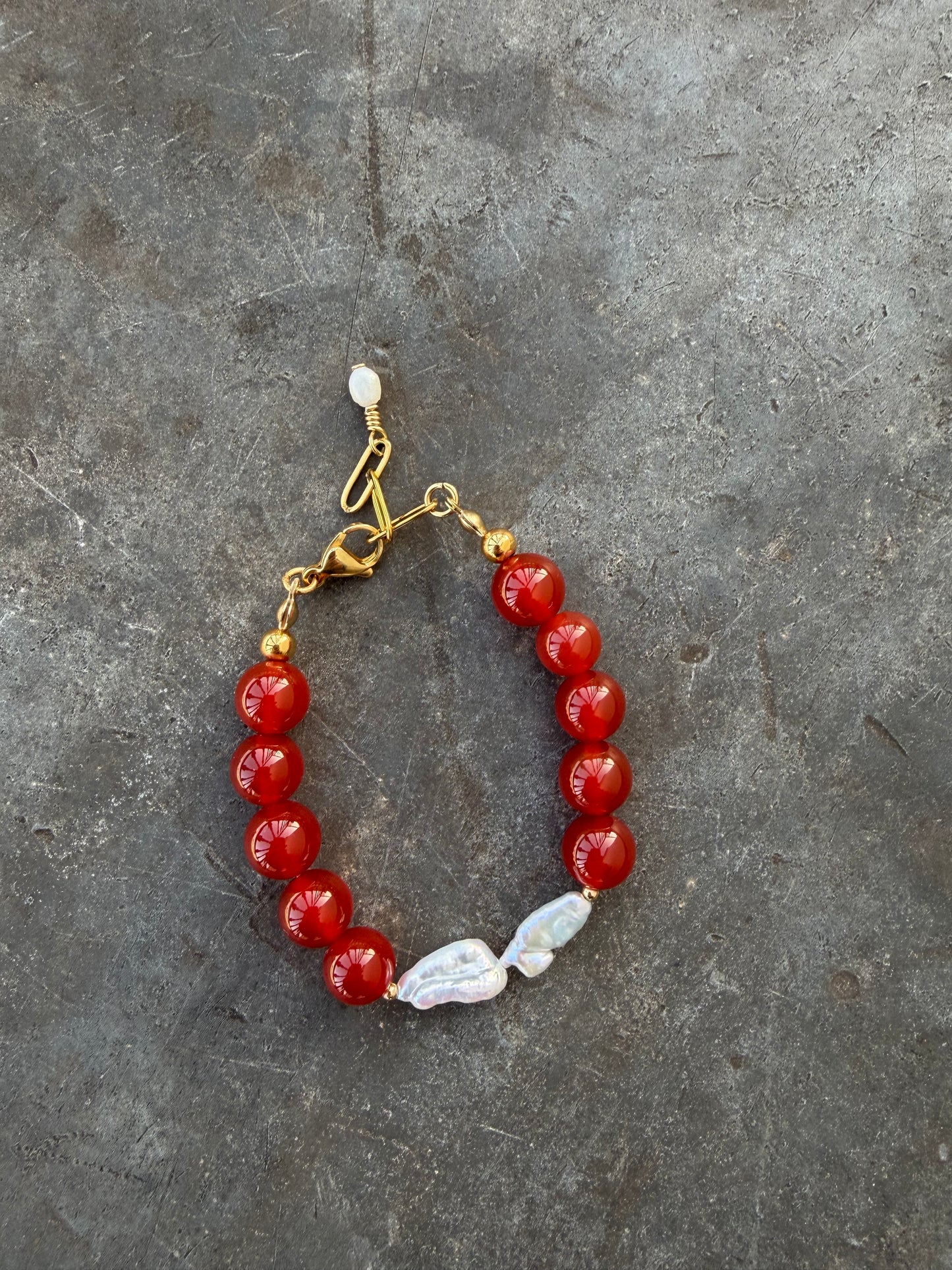 Red Lady – Bracelet made of red agate with freshwater pearls – handmade