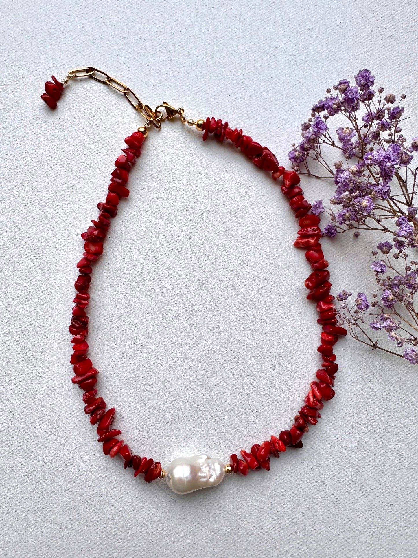 Halskette mit roter Koralle & Barockperle