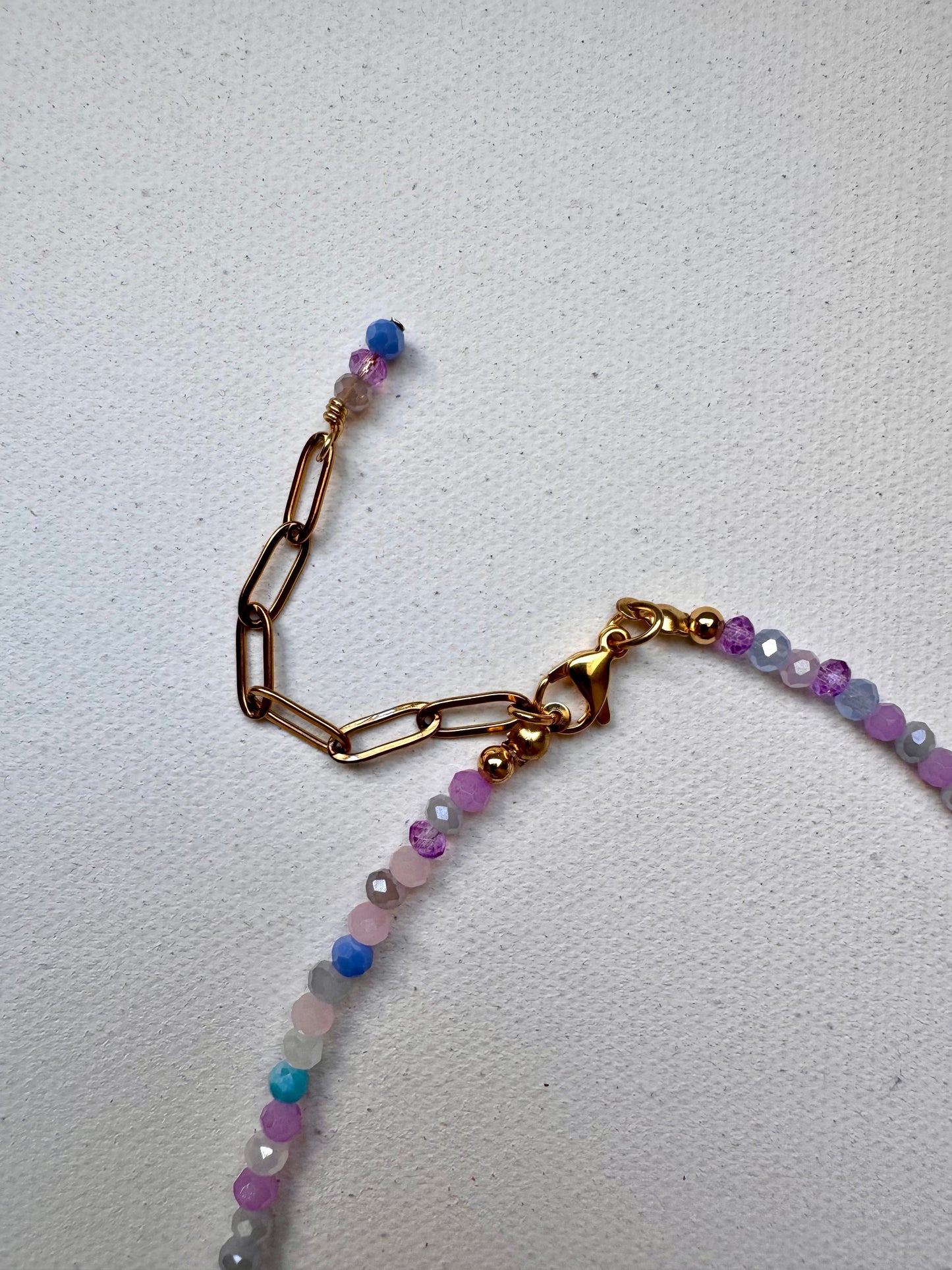 Pastellfarbene Edelstein-Halskette mit Barockperle • 4 mm Perlen