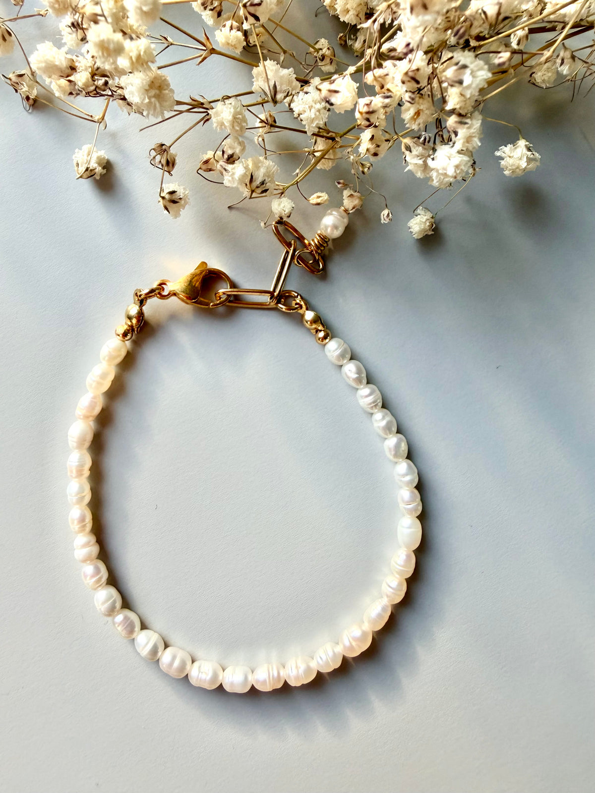 Süßwasserperlen-Armband mit vergoldeten Details