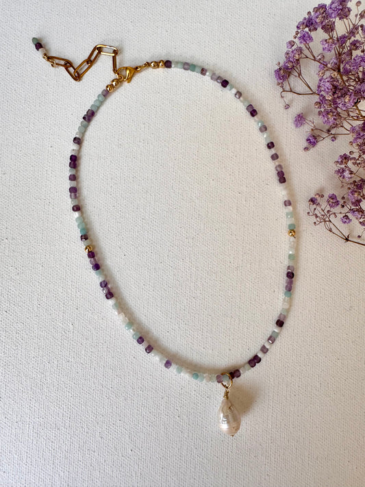 Pastellfarbene Edelstein-Kette mit Barockperle