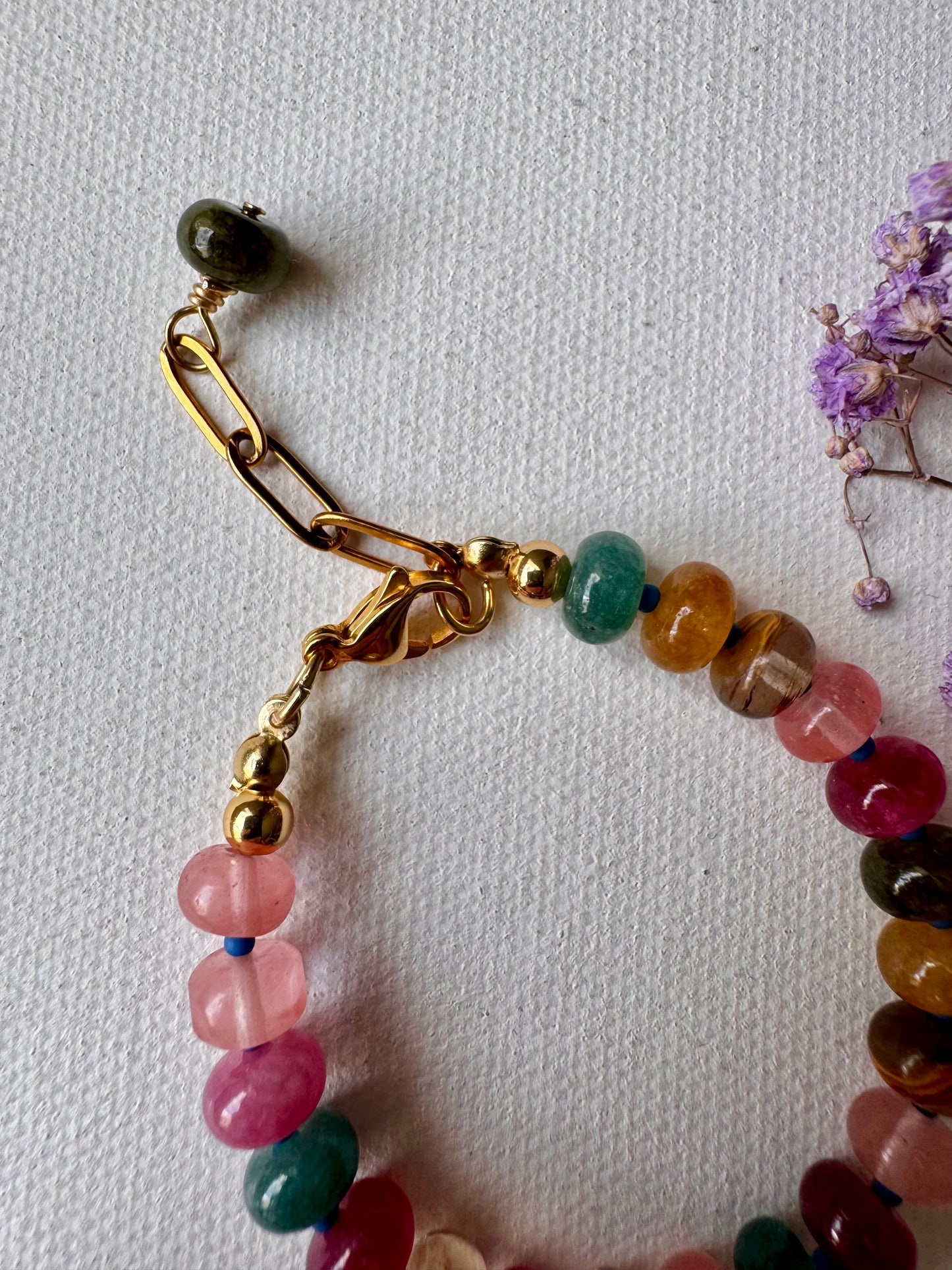 Buntes Turmalin-Armband mit Abakus-förmigen Edelsteinperlen & goldenen Details