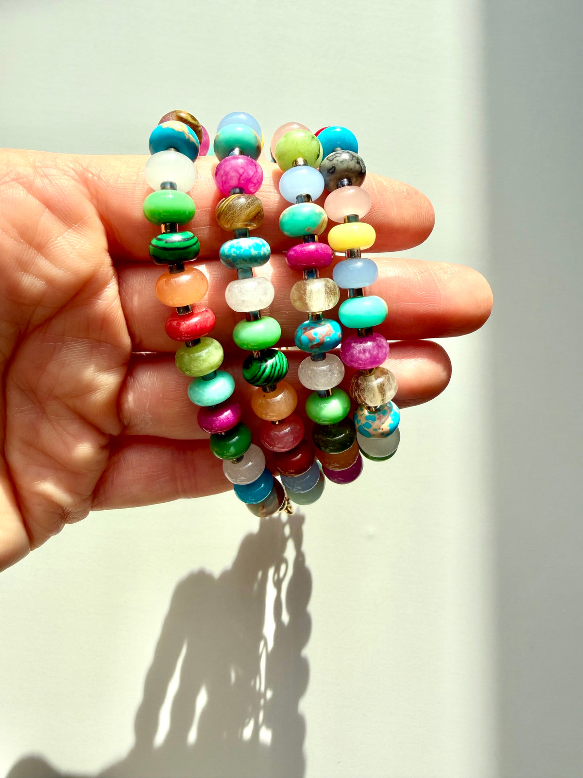 Kaleido Joy – vergoldetes Edelsteinarmband mit farbigem Steinmix – Ansicht 4