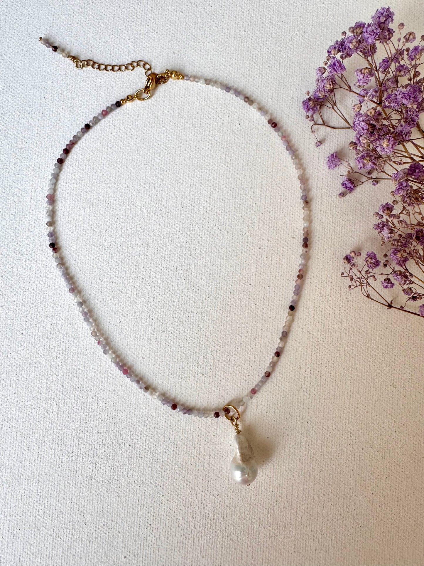 Feine Edelsteinkette mit Barockperle