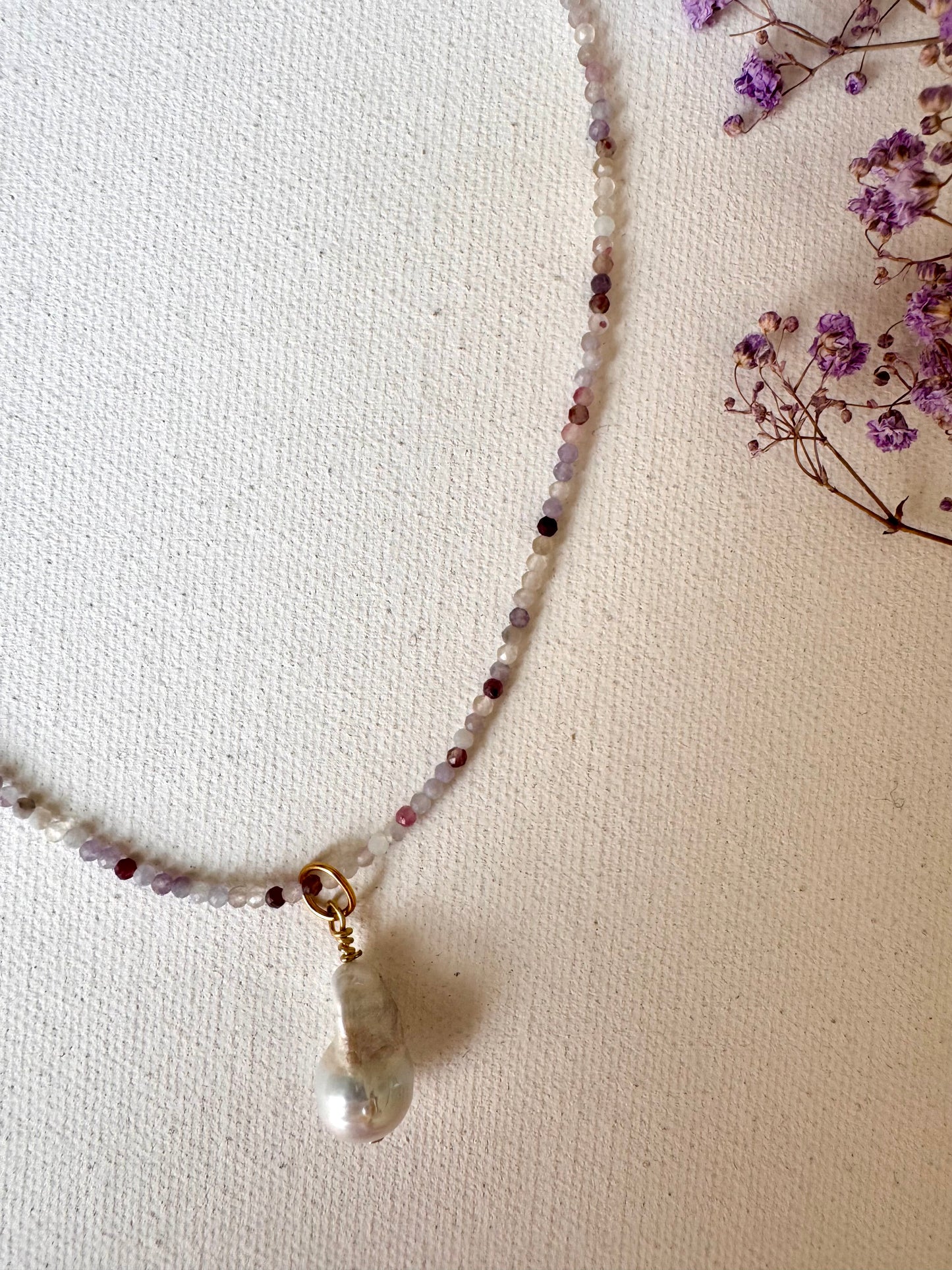 Feine Edelsteinkette mit Barockperle