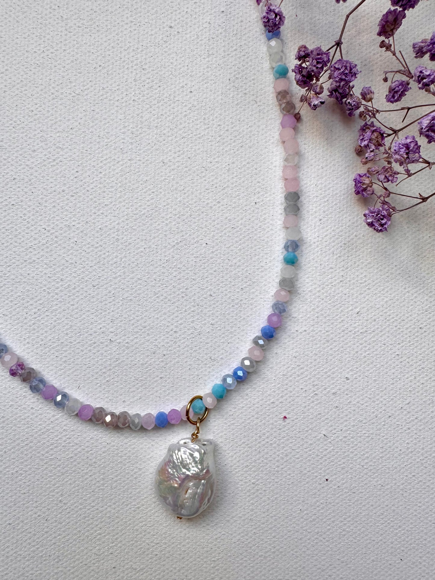 Pastellfarbene Edelstein-Halskette mit Barockperle • 4 mm Perlen