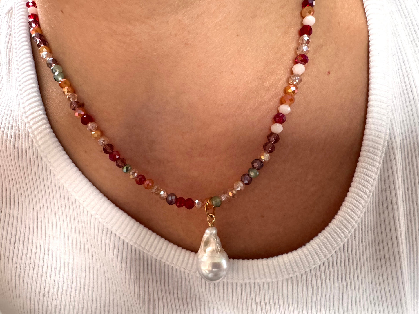 Facettierte Edelstein-Halskette mit Barockperle & goldenen Details