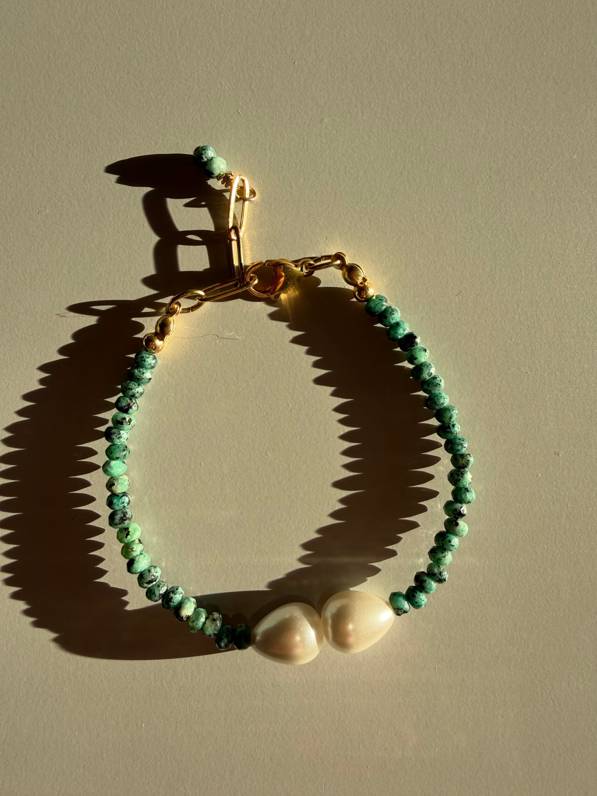 Forest Pearl – grünes Edelstein Armband mit Süßwasserperlen – Ansicht 2