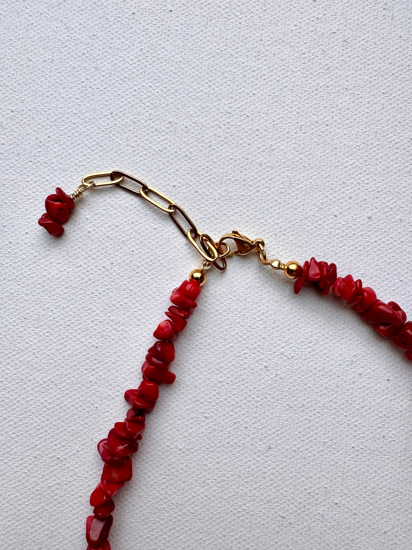 Halskette mit roter Koralle & Barockperle