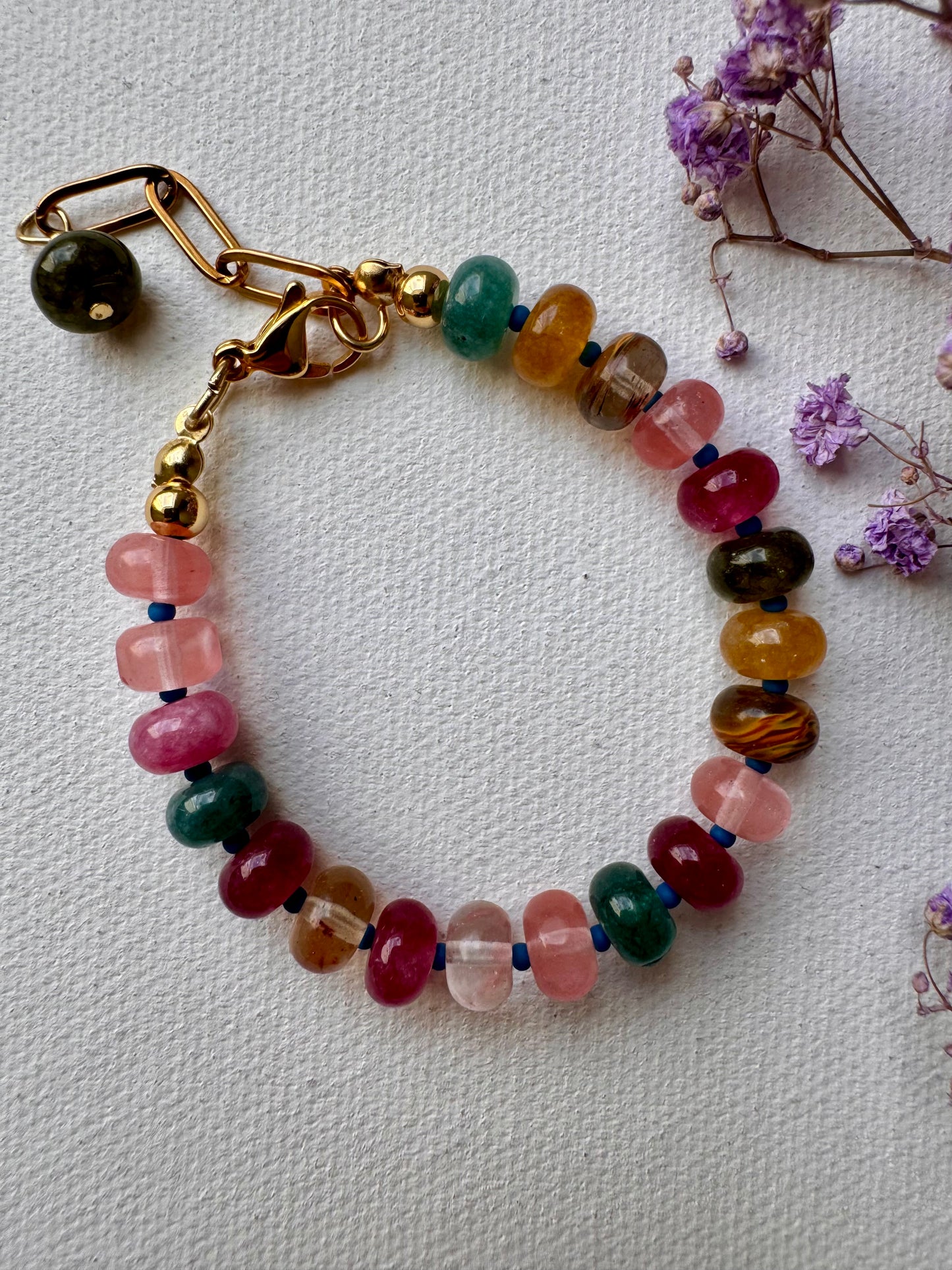 Buntes Turmalin-Armband mit Abakus-förmigen Edelsteinperlen & goldenen Details