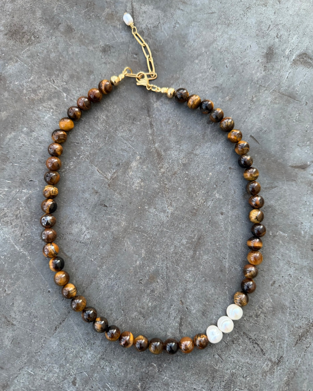 Tiger Eye – Edelstein Halskette mit Tigerauge & Süßwasserperlen – handgefertigt