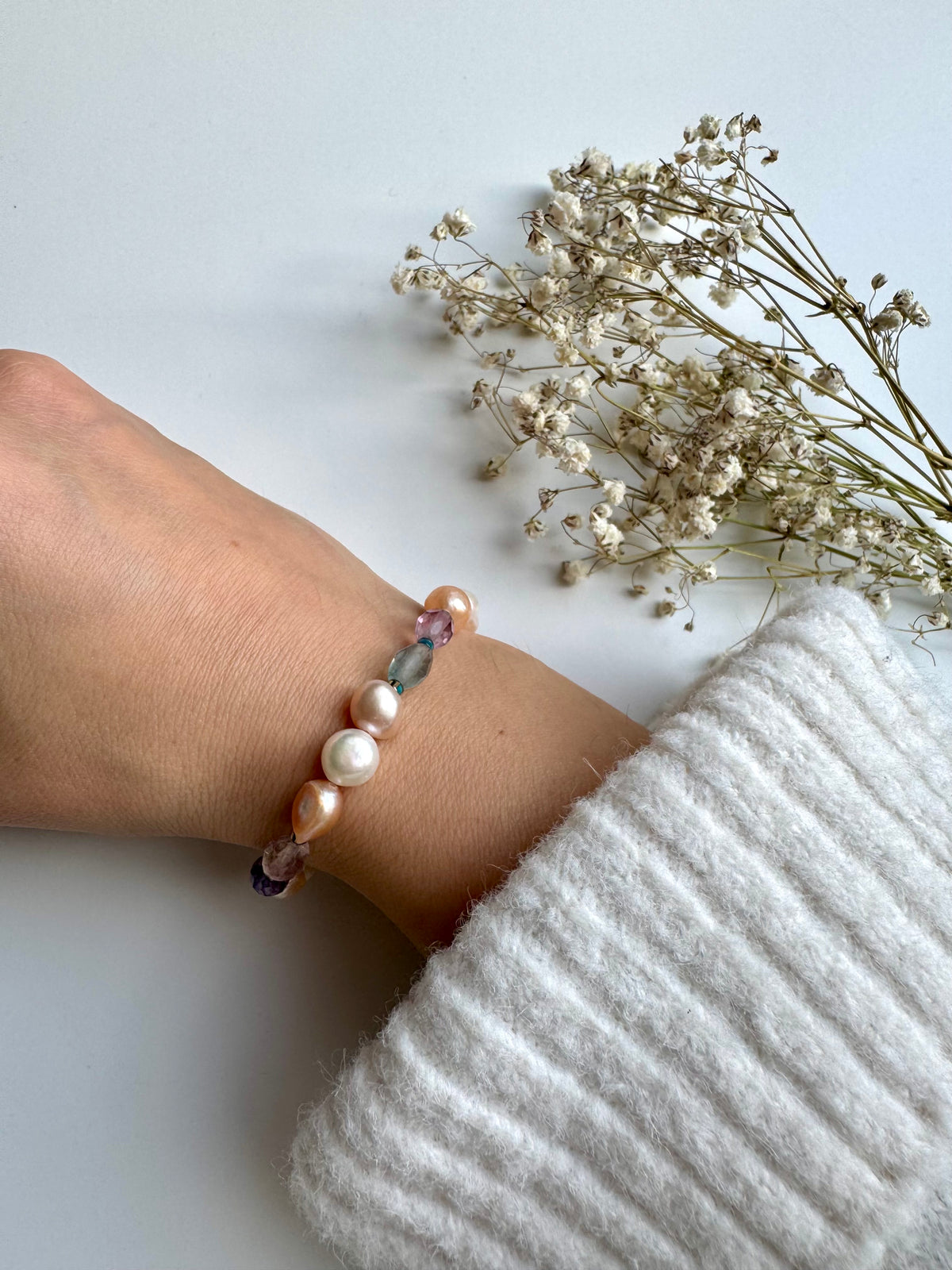 Fluorit-Perlenarmband mit Süßwasserperlen und bunten Edelsteinen – Ansicht 3