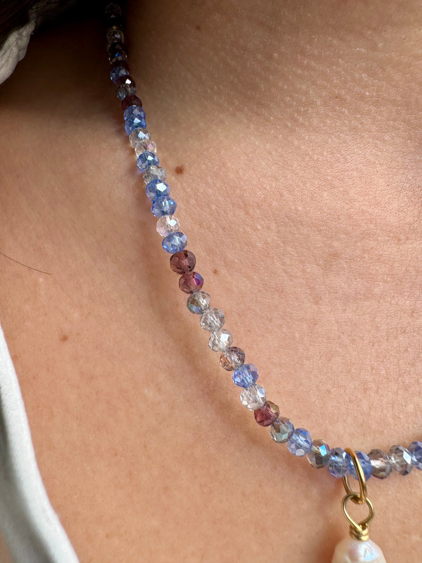Edelstein-Halskette in Blau & Bordeaux • Facettierte Perlen & Barockperle • 18k vergoldet