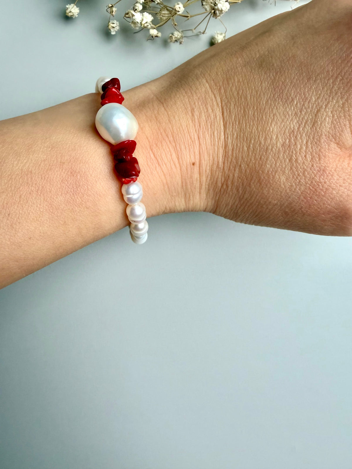 Coral Muse – Armband mit Süßwasserperlen, Barockperle und Korallen – Ansicht 5