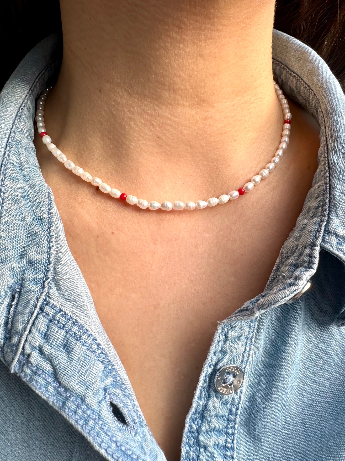Süßwasserperlen-Halskette mit roter Koralle & 18k vergoldeten Details – handgefertigt