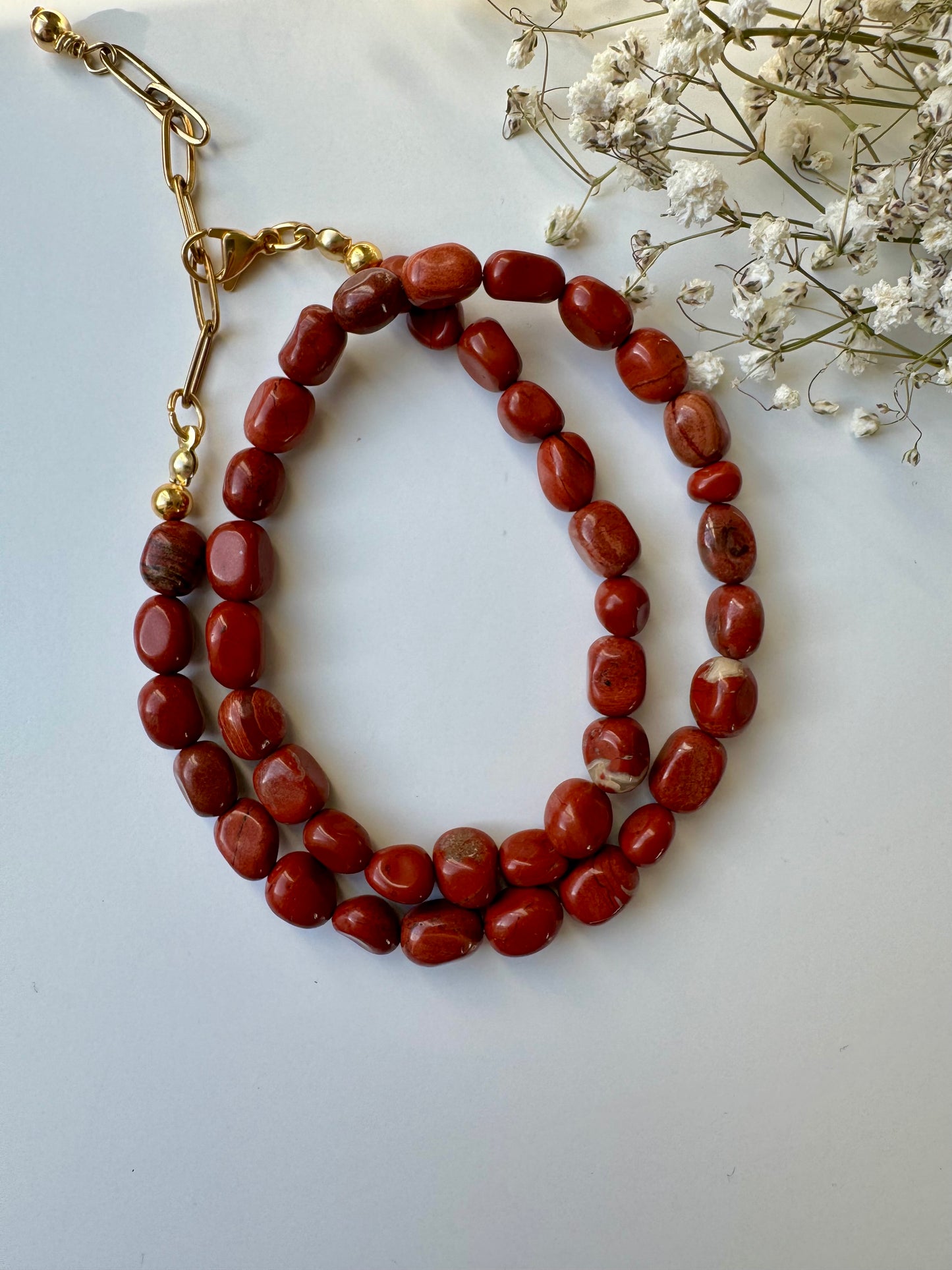 Halskette mit roten Jaspis-Steinen & vergoldeten Details – handgefertigt