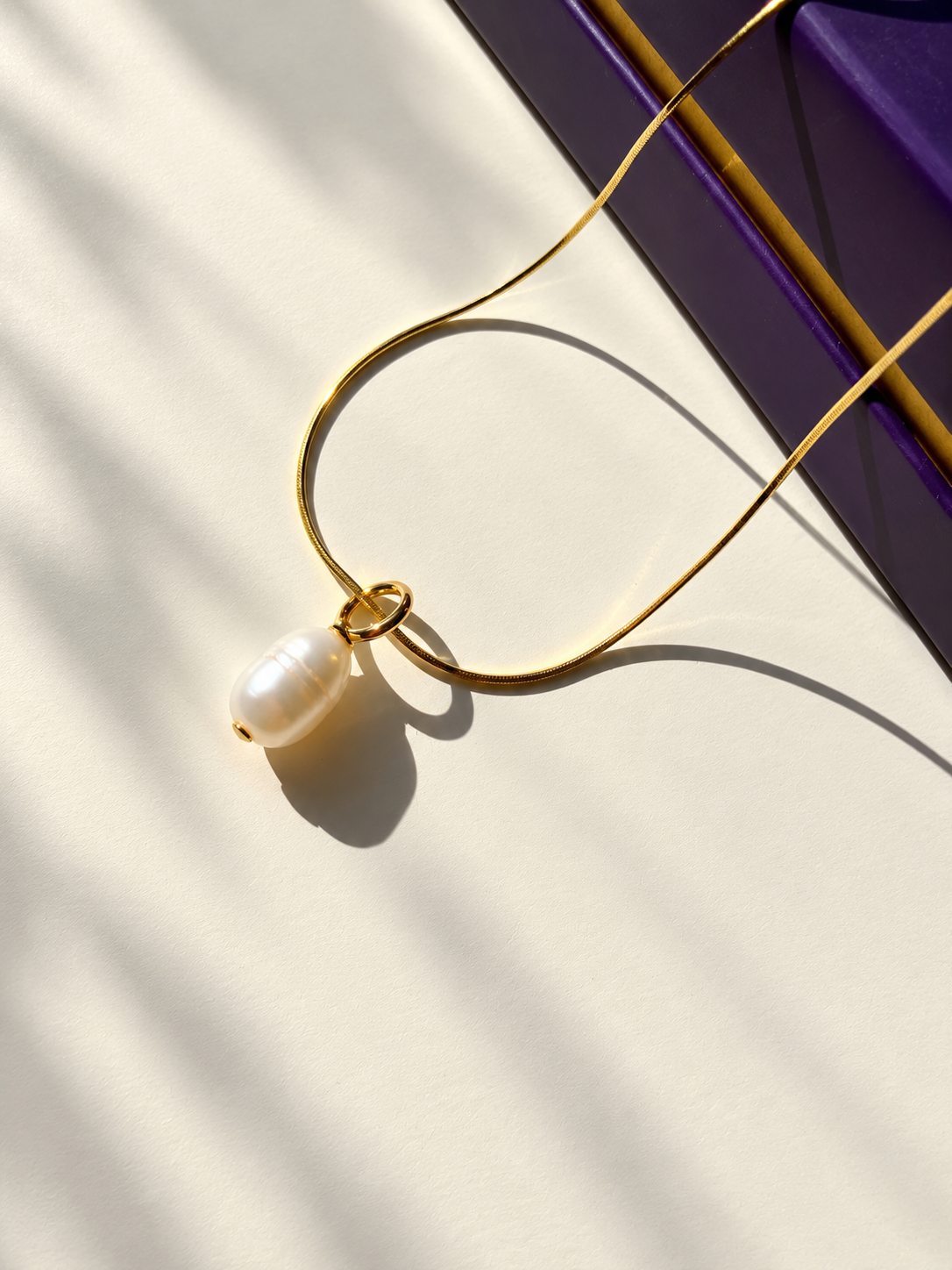 Charm Snake – vergoldete Schlangenkette mit Anhänger – Ansicht 4