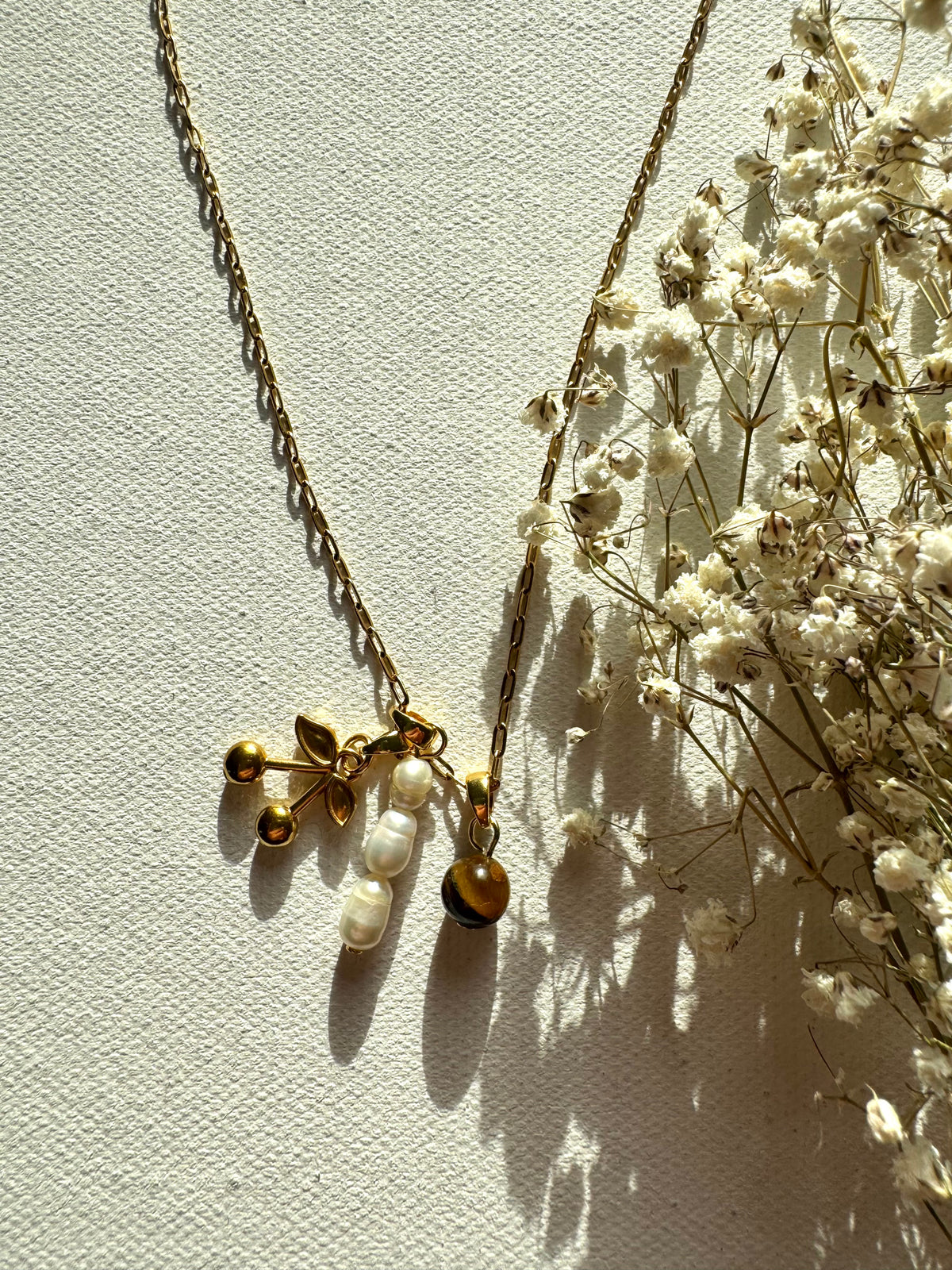 Cherry Charm – Halskette mit Süßwasserperlen, Tigerauge und vergoldeten Anhängern – Ansicht 4