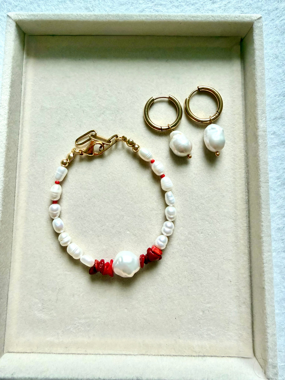 Coral Muse – Armband mit Süßwasserperlen, Barockperle und Korallen – Ansicht 3