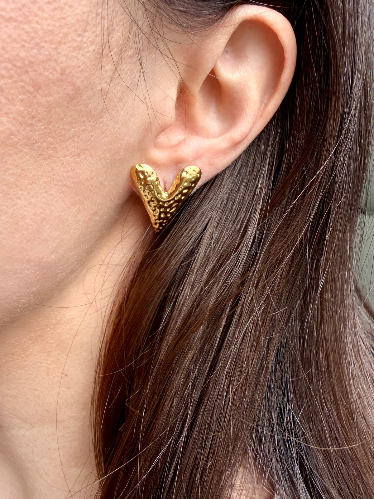 Amara Curve – goldene Statement-Ohrringe mit strukturierter Oberfläche – Ansicht 2