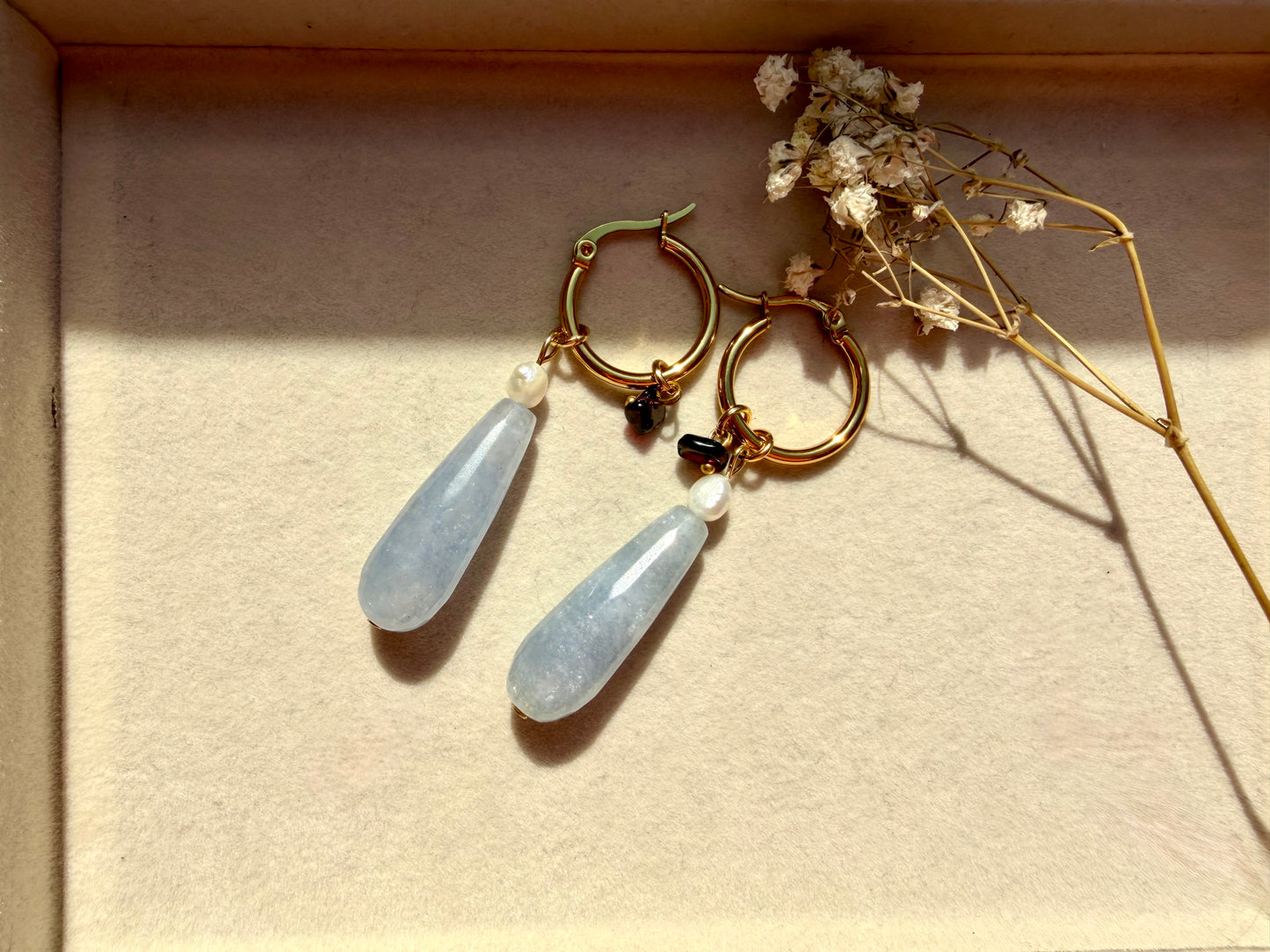 Stone Drip – Gold-plated hoop earrings with gemstone drops & pearls – handmade