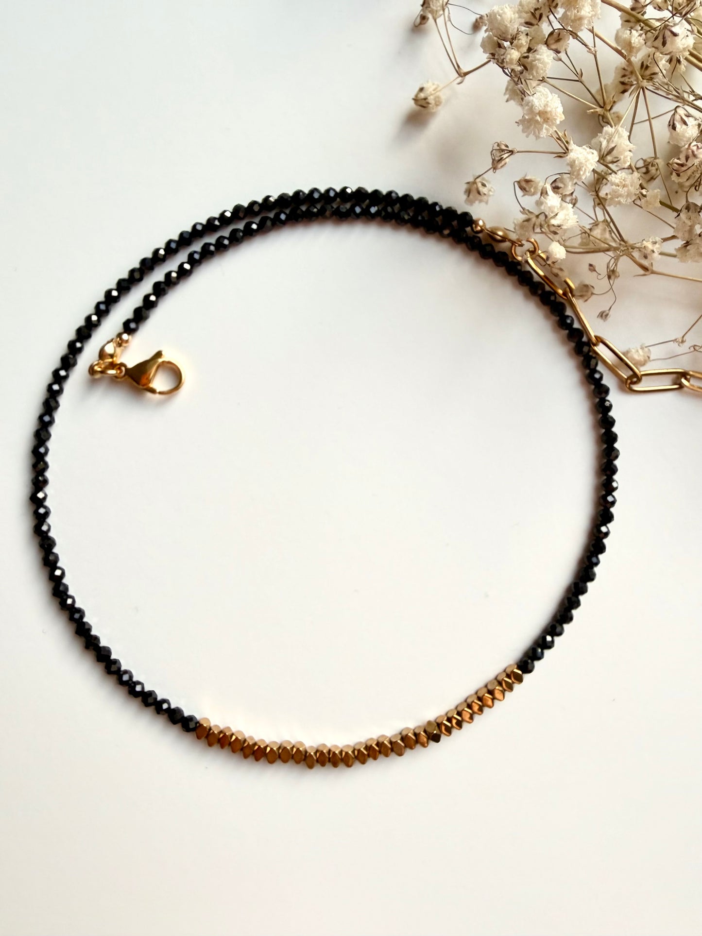 Midnight Edge – Halskette mit schwarzen Kristallperlen & goldenen Akzenten – handgefertigt