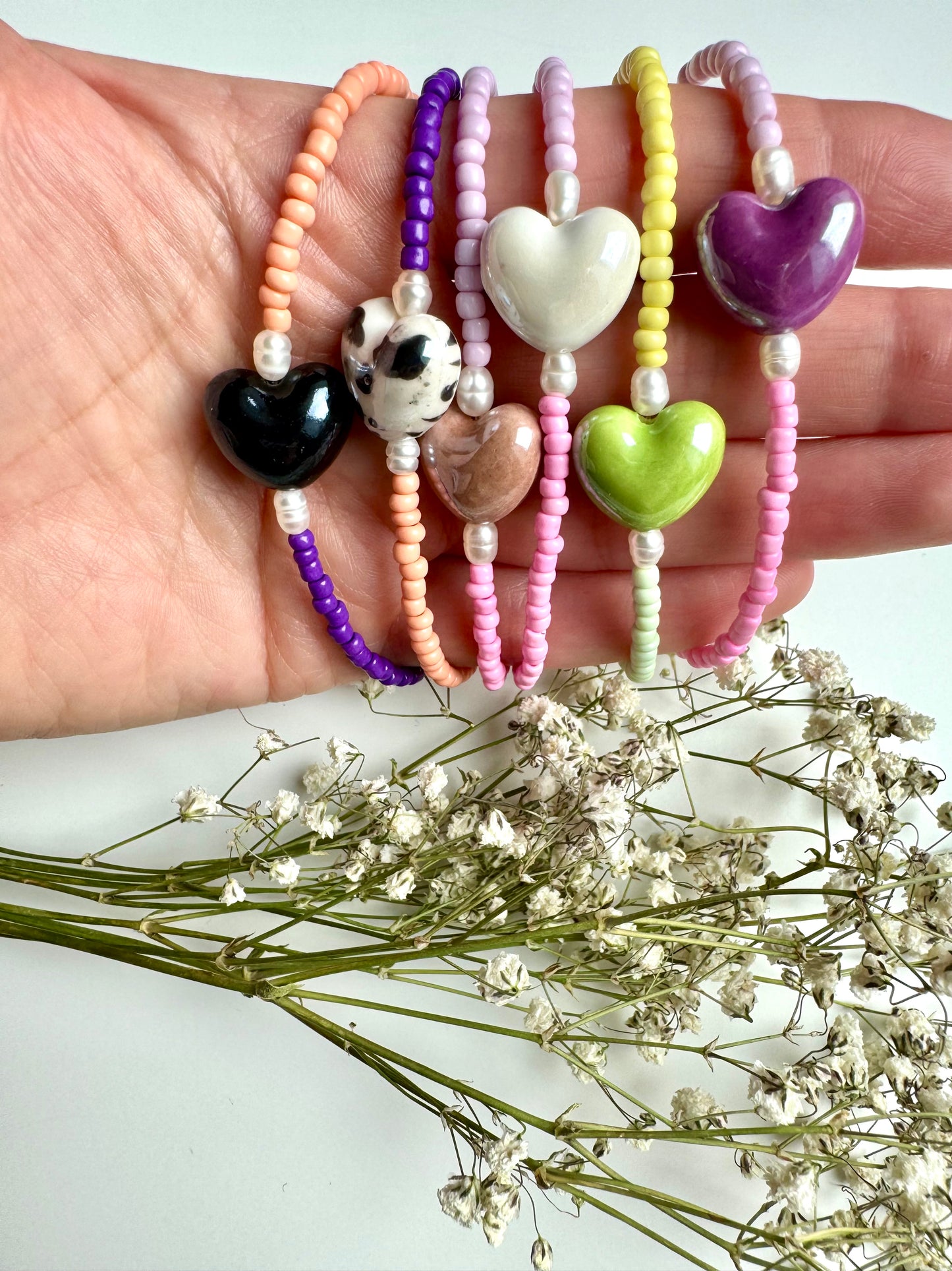 Rosa Miyuki-Perlenarmband mit Keramikherz & Süßwasserperlen – handgefertigt