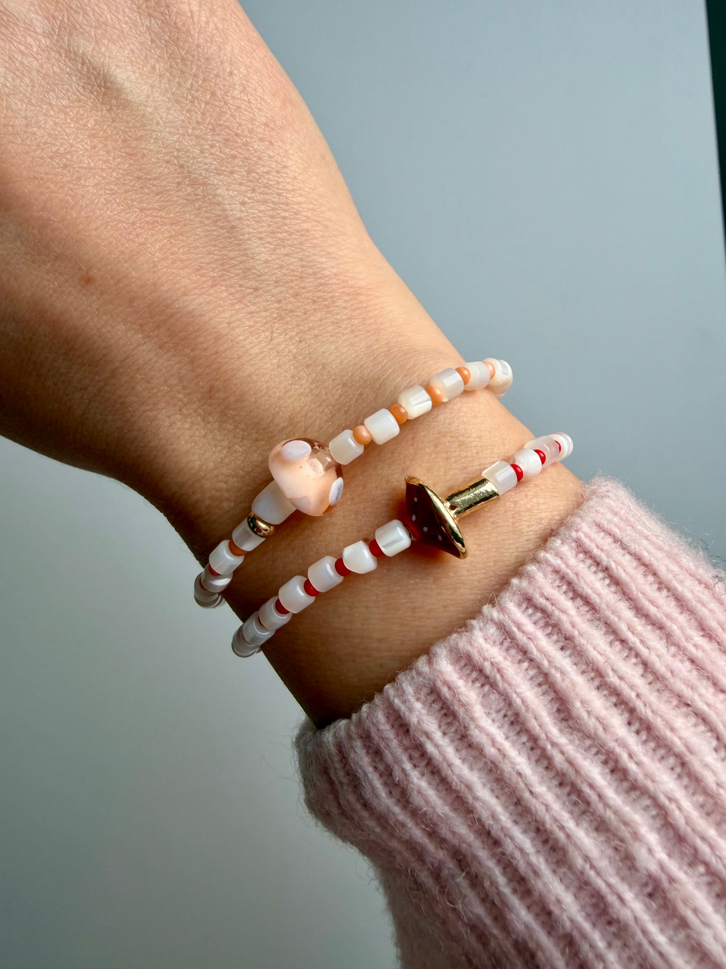 Mushroom Glow – Glass bead bracelet with mushroom pendant – handmade