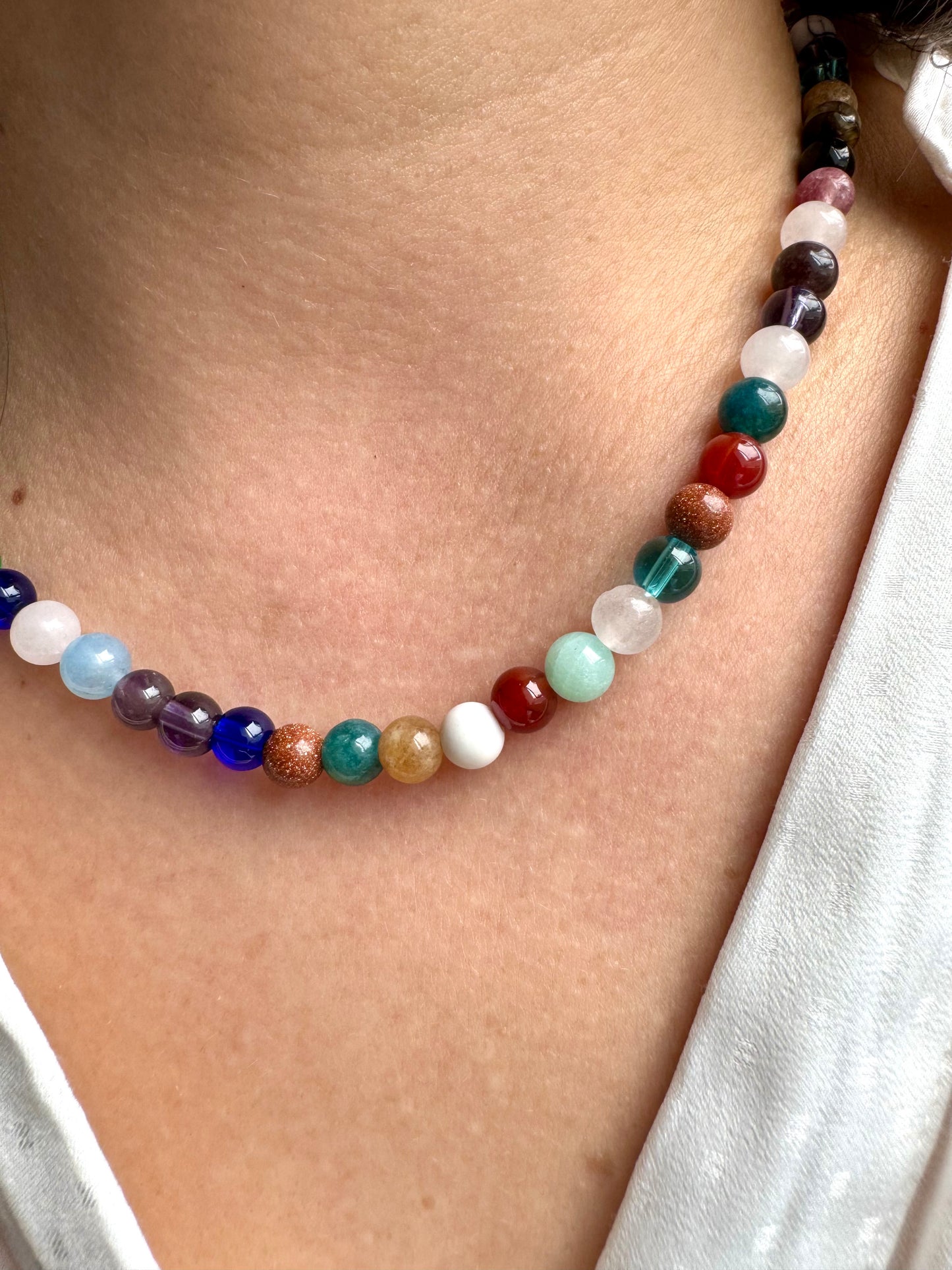 Bunte Edelstein-Halskette mit 6 mm Perlen & goldenen Details