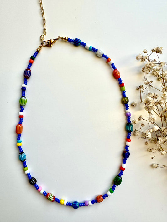 Color Pop – bunte Perlen Halskette mit Glasperlen Mix & goldenen Details – handgefertigt