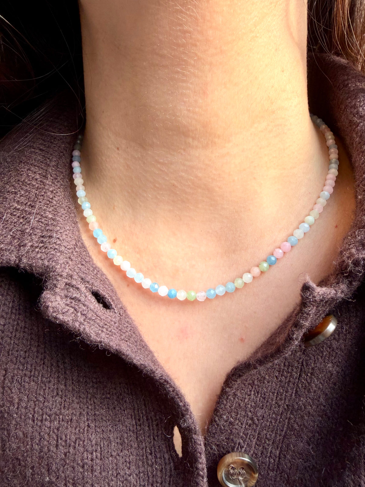 Soft Aura – Halskette aus facettierten Morganit-Steinen – Ansicht 4