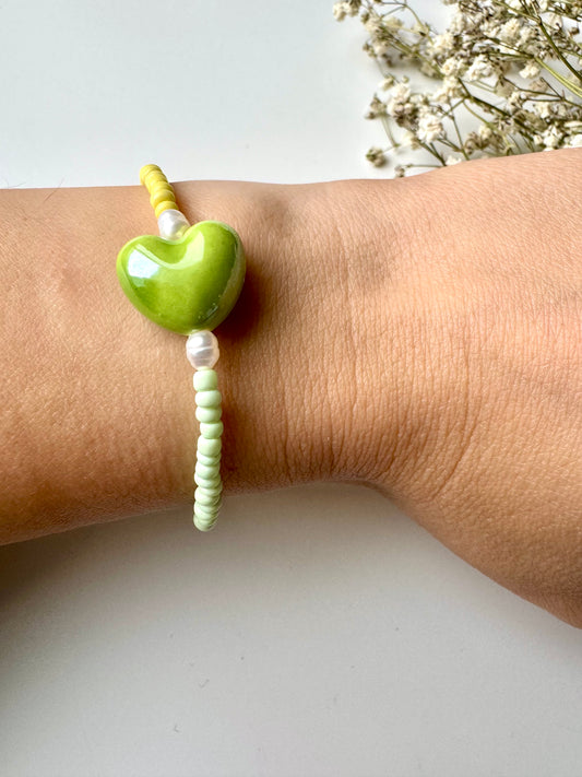 Miyuki Armband mit Keramikherz in Apfelgrün – handgefertigt