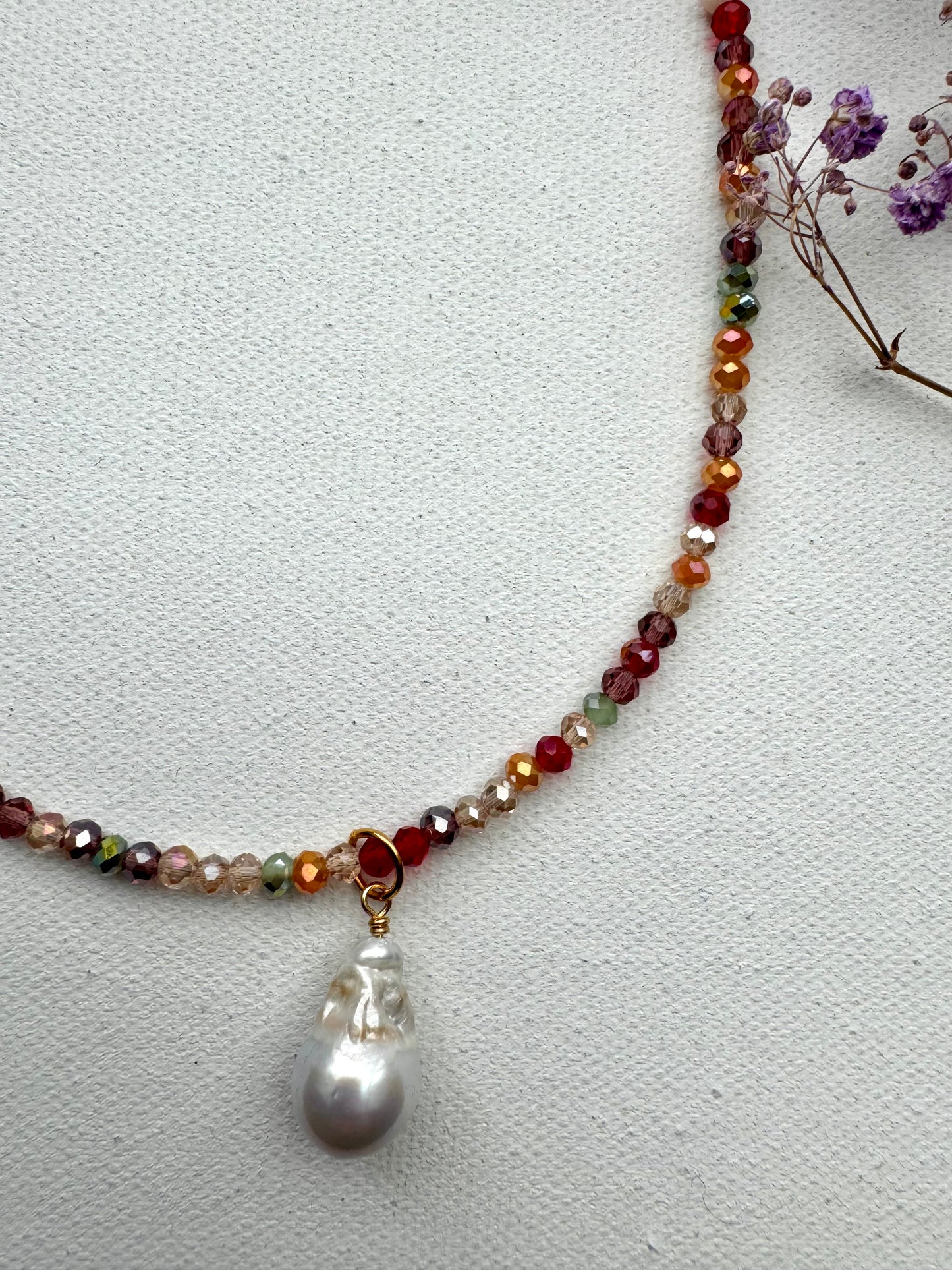 Facettierte Edelstein-Halskette mit Barockperle & goldenen Details