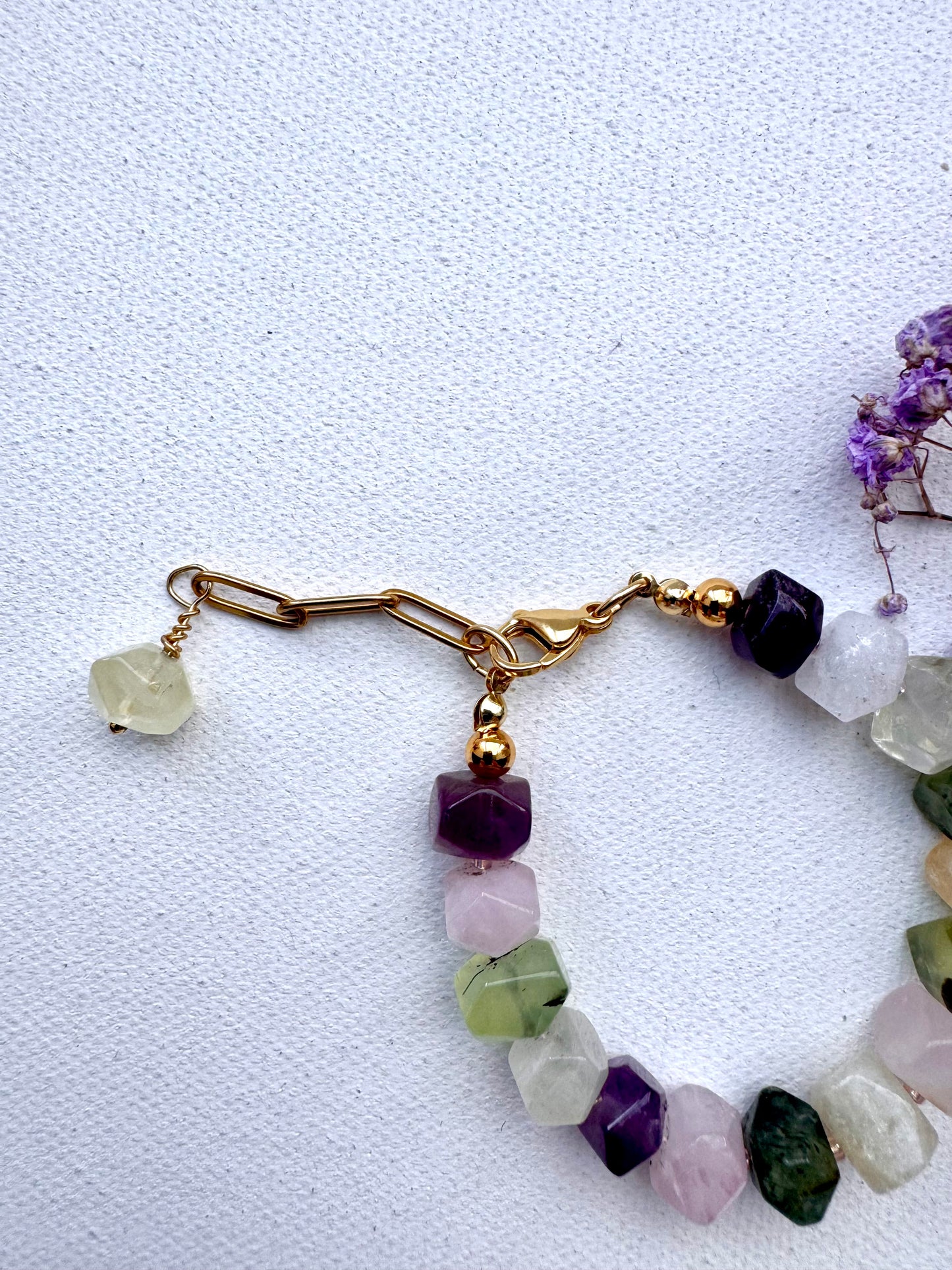 Edelstein-Armband mit facettierten Natursteinen