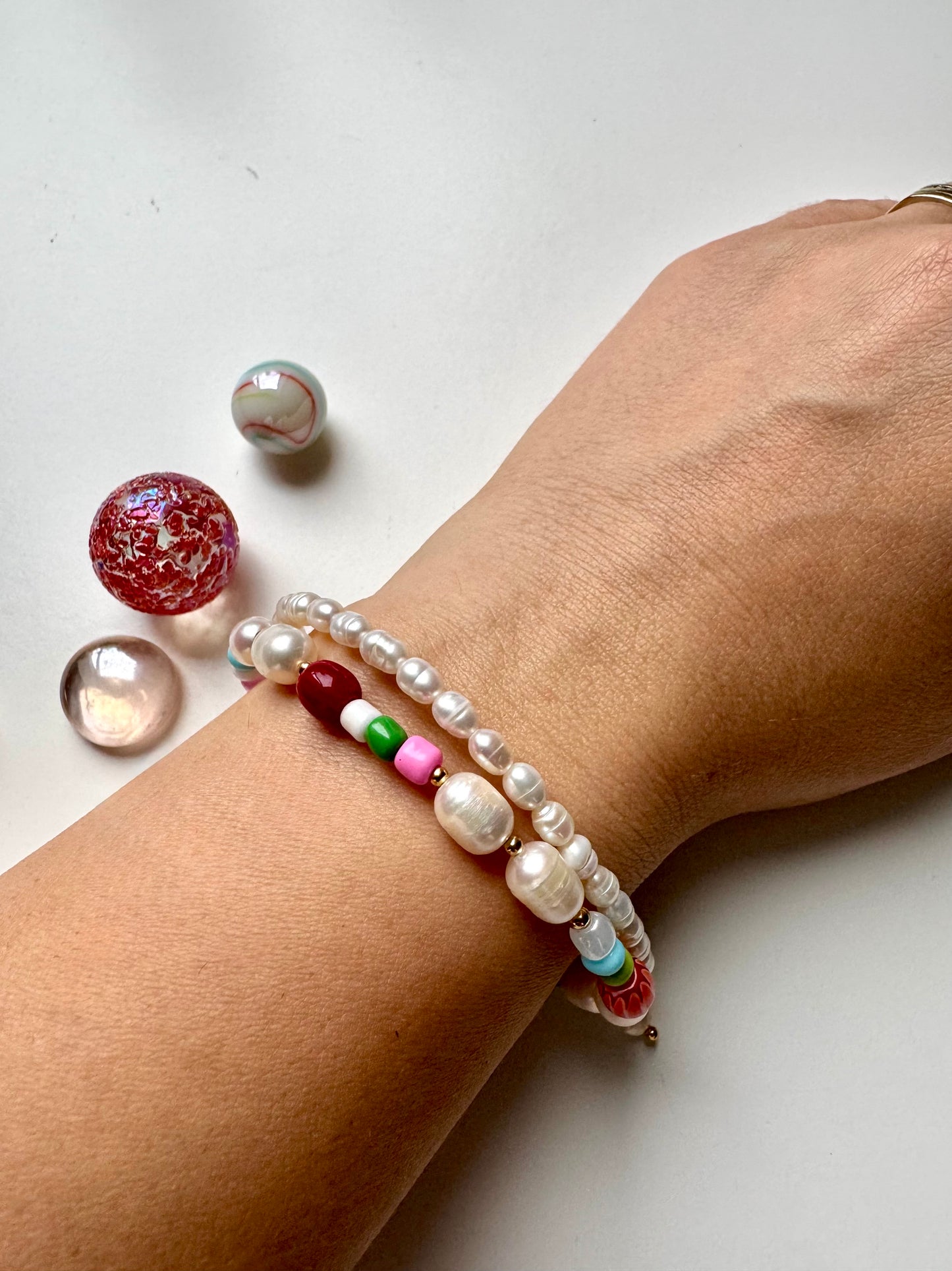 Süßwasserperlen-Armband mit vergoldeten Details