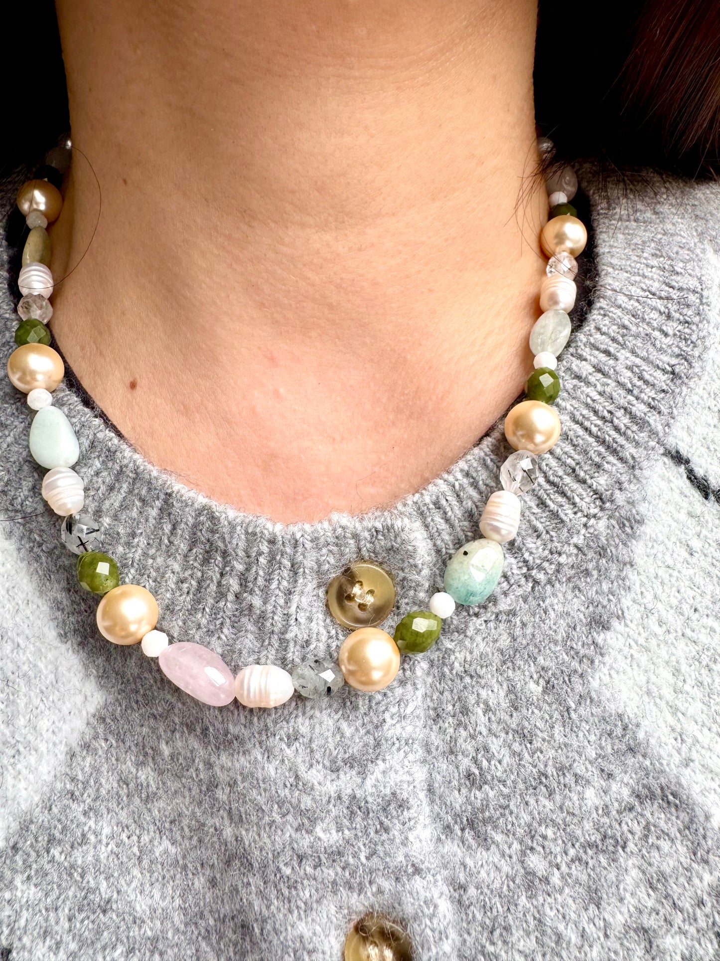 Gem & Pearl Harmony Necklace – Halskette mit Süßwasserperlen und Edelsteinen