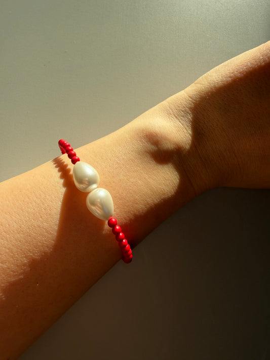 Coral Cream – Armband mit Süßwasserperlen & Koralle – handgefertigt