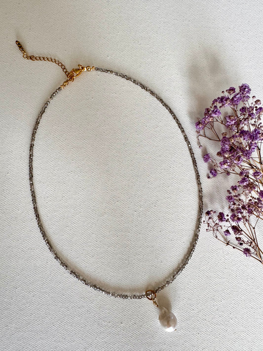 Graue Edelsteinkette mit Barockperle