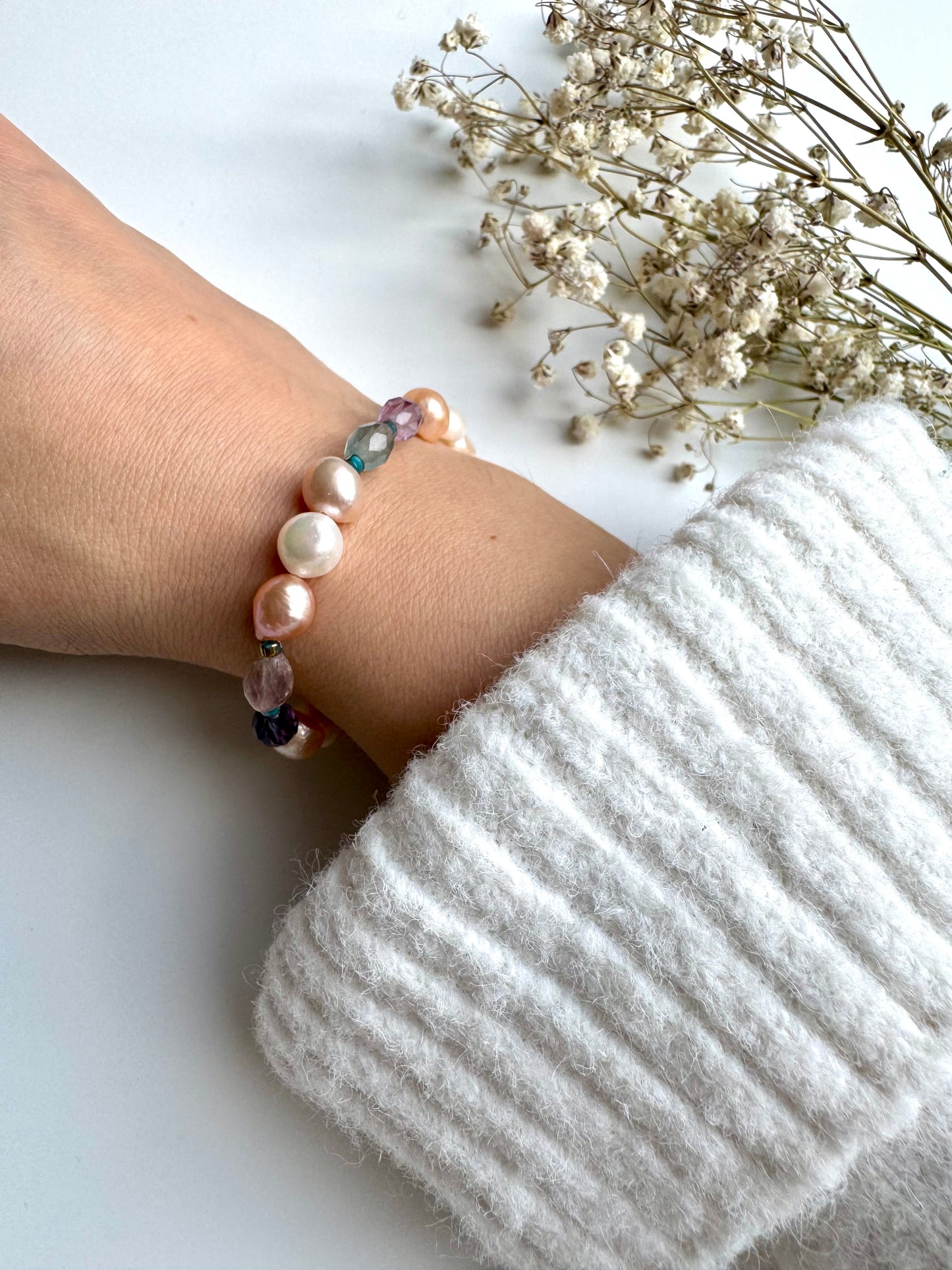 Fluorit-Perlenarmband mit Süßwasserperlen • Bunte Edelsteinmischung & goldene Details