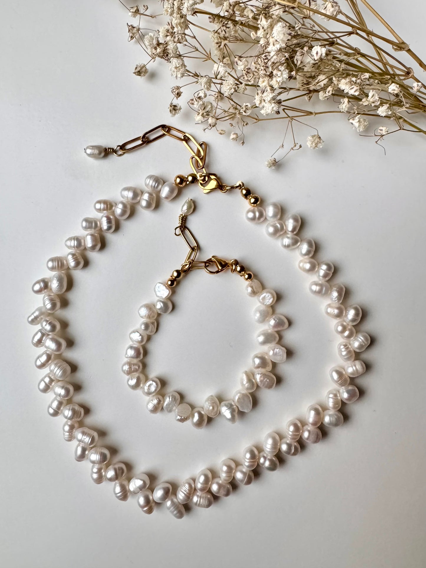Pure Pearl – Bracelet made of natural freshwater pearls & golden details – handmade